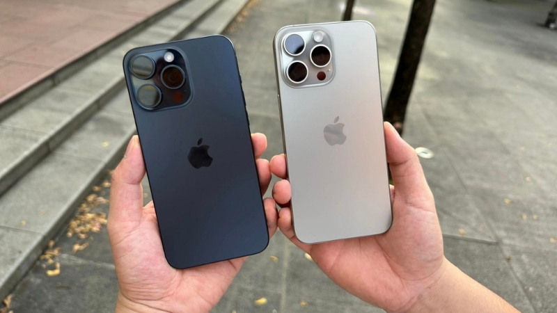 iPhone xách tay là thuật ngữ để chỉ iPhone được mang về Việt Nam theo đường không chính ngạch