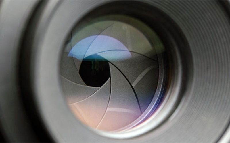 Khẩu độ và ống kính đóng vai trò quan trọng trong việc kiểm soát ánh sáng và tạo nên cảm giác đa chiều độc đáo cho bức ảnh.