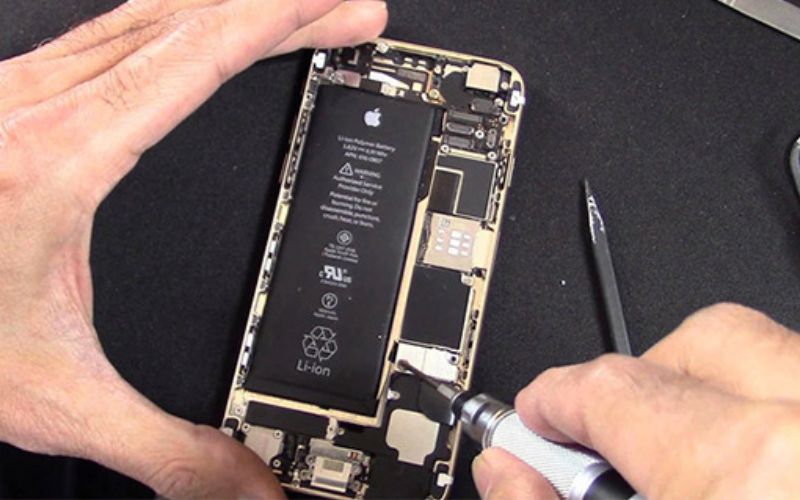 Tự thay pin iPhone được hay không còn tùy thuộc vào mẫu iPhone