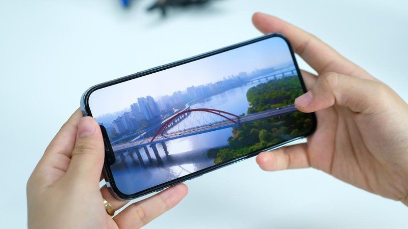 Công nghệ màn hình Super Retina XDR cho màu sắc sống động, độ tương phản cao