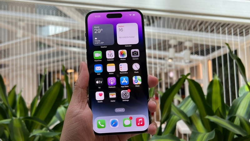 iPhone 14 Pro Max cho cảm giác đầm tay, chắc chắn với thiết kế khung thép không gỉ