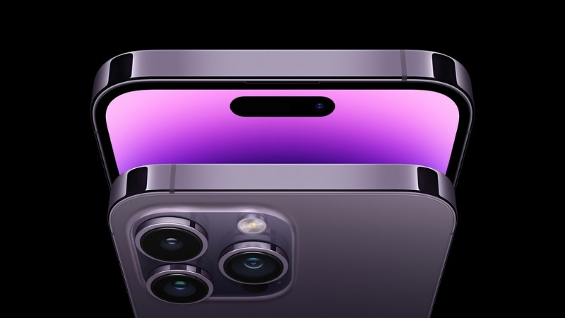 Cụm camera sau có kích thước lớn và lồi hơn so với mặt lưng