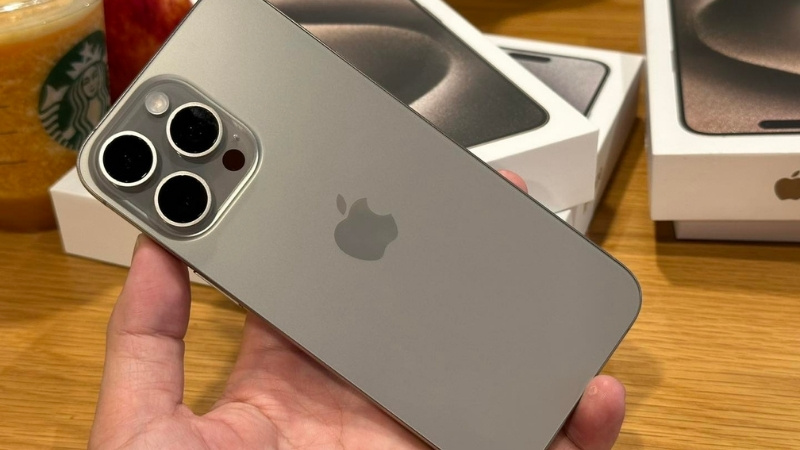 iPhone 15 Pro Max có chiều dài 159.9mm và chiều rộng 76.7mm