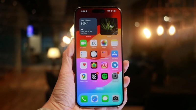 Màn hình 6.7 inch của iPhone 15 Pro Max mang đến không gian hiển thị rộng rãi