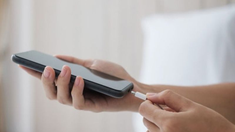 Nếu cắm sạc mà màn hình iPhone vẫn tối đen, có thể máy đã cạn pin hoàn toàn