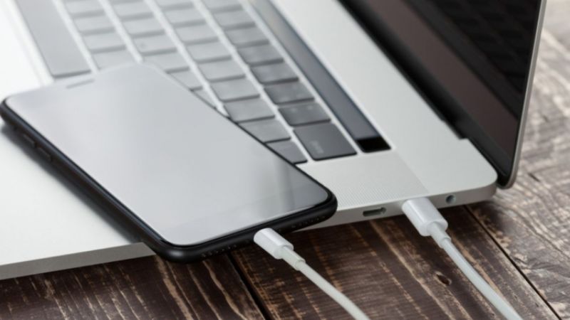 Bạn có thể cắm iPhone vào máy tính thông qua cáp sạc để kiểm tra kết nối