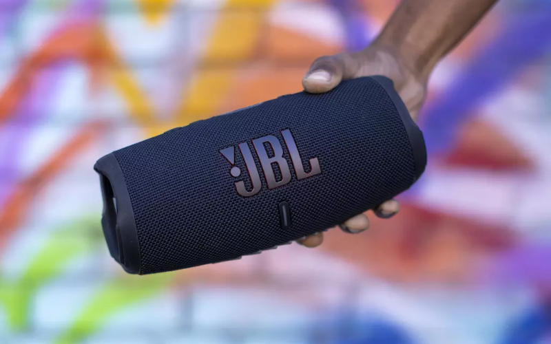 Thiết kế của loa JBL Charge 5 hình trụ gọn nhẹ