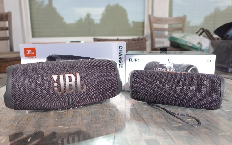 Loa JBL Charge 5 va Flip 6 deu co vanh cao su chong soc va dap ben ngoai