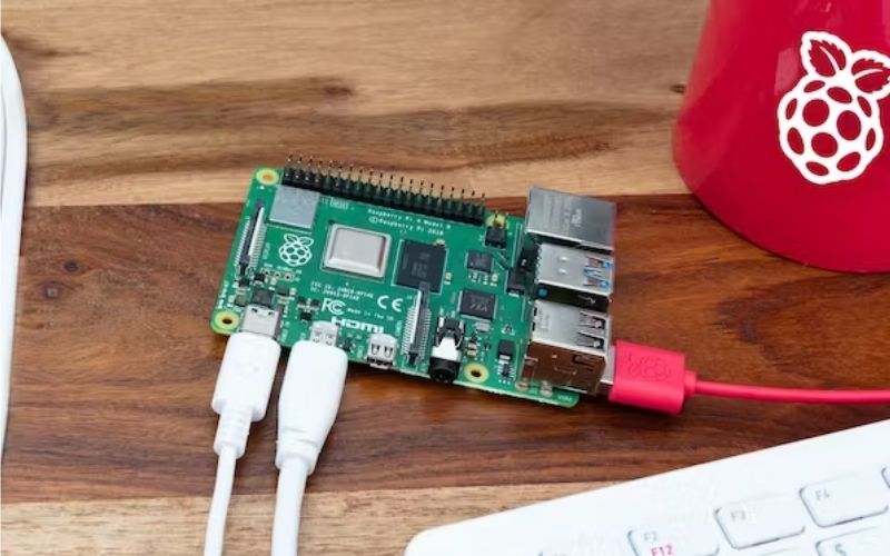 Raspberry Pi hoạt động dựa trên một bộ vi xử lý ARM