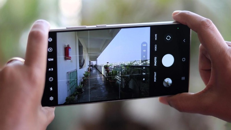 Máy giữ nguyên cấu trúc 2 camera tele gồm 1 camera 10MP và 1 camera tiềm vọng 50MP
