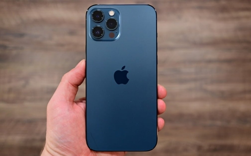 iPhone 12 Pro Max voi gam mau Pacific Blue