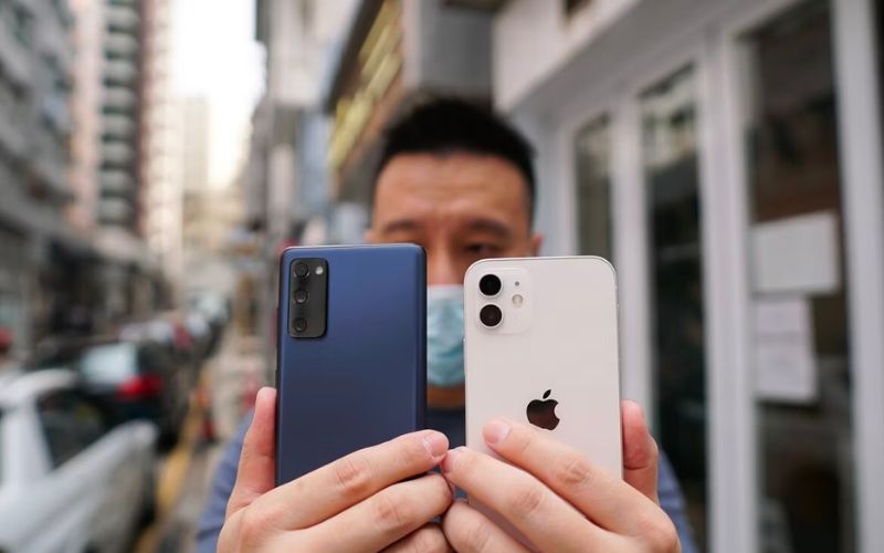 Xét về camera iPhone 12 và Galaxy S20 FE mỗi bên đều có những ưu điểm nổi bật riêng