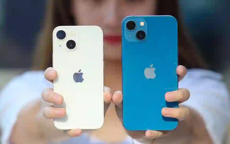 Trên tay 2 chiếc điện thoại: iPhone 13 và iPhone 13 mini