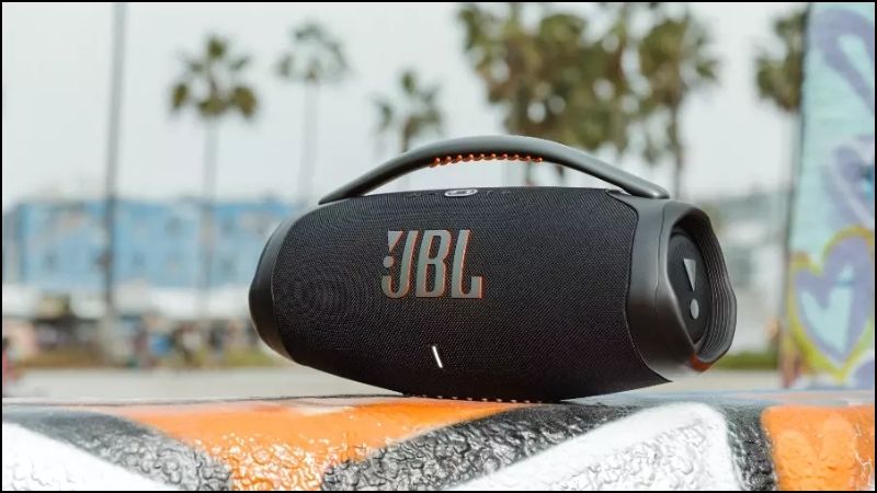 Loa JBL thường xuất sắc với âm bass trầm sâu, giàu năng lượng và có độ sâu