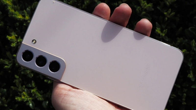 S22 Plus sử dụng mặt lưng kính cường lực Gorilla Glass Victus+