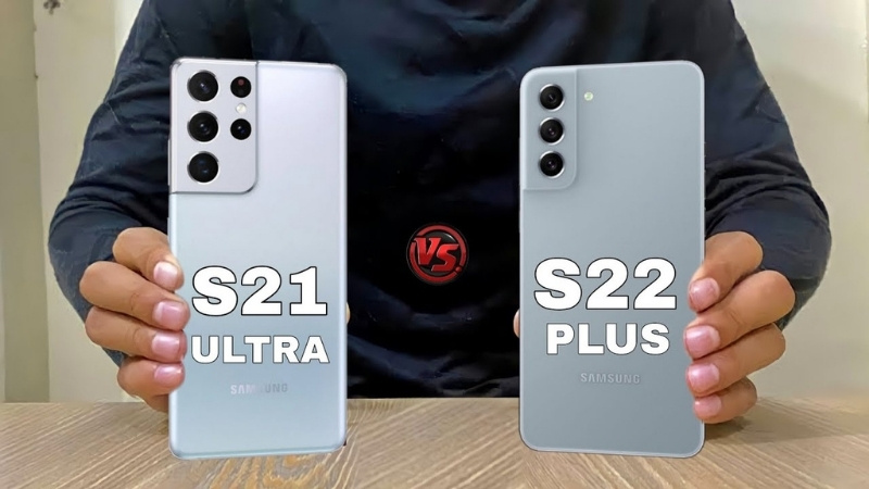 S21 Ultra cho cảm giác cầm đầm, cong, S22 Plus gọn và phẳng hơn