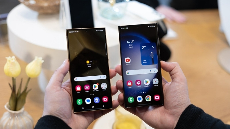 Màn hình của Samsung Galaxy S24 Ultra (Trái) và Galaxy S23 Ultra (Phải)