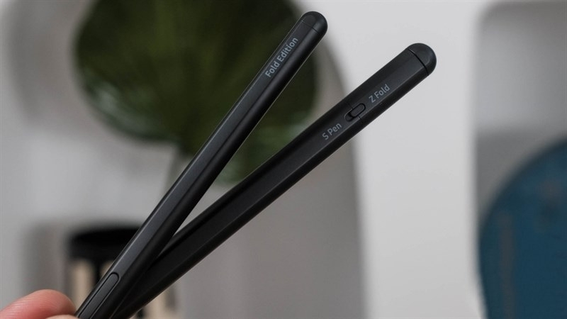 S Pen trên S24 Ultra được tích hợp sẵn,còn Z Fold5 phải mua thêm