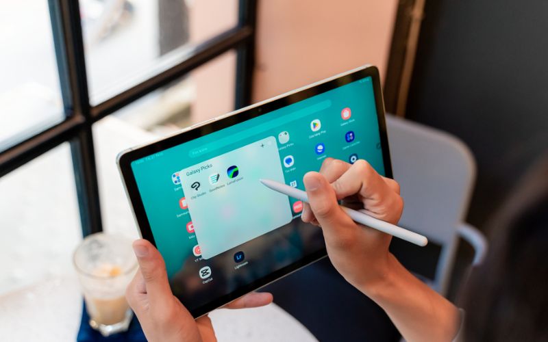 Bút S Pen đi kèm Galaxy Tab S9 FE và Tab S9 có một số khác biệt về thông số kỹ thuật và trải nghiệm sử dụng