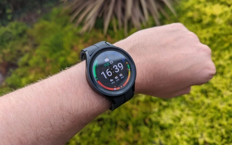 Galaxy Watch 5 Pro duoc hang cai tien voi khung vien Titanium cao cap