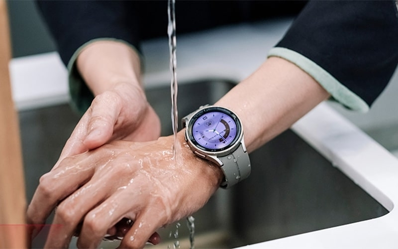 Galaxy Watch 5 Pro dat chuan chong nuoc 5ATM và do ben chuan quan doi