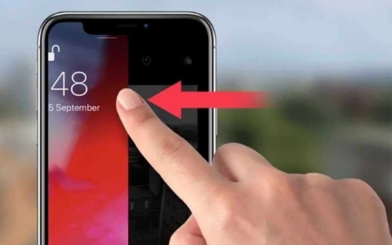Vuốt sang trái trên màn hình khóa iPhone