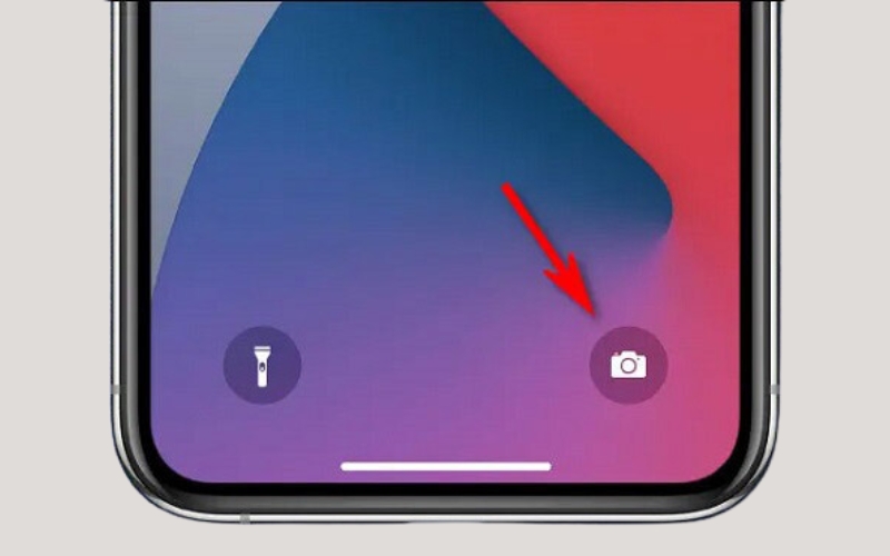 Nhấn giữ biểu tượng camera trên màn hình khóa
