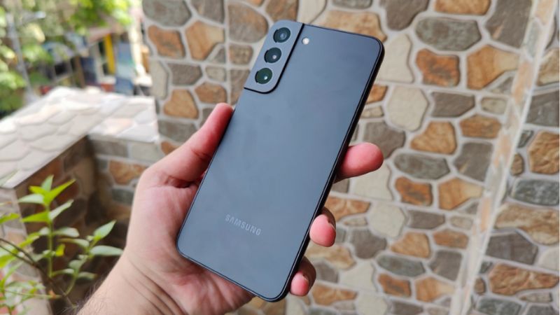Galaxy S22 Plus mang đến cảm giác cầm nắm chắc chắn