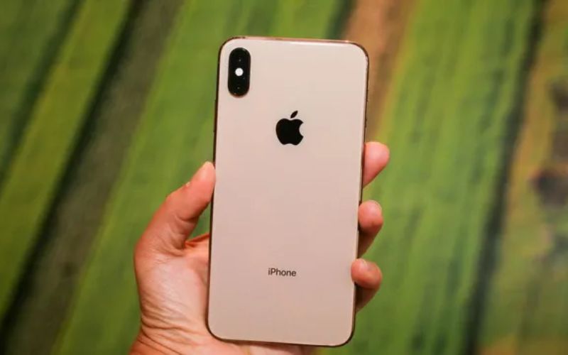 Nếu lựa chọn mua iPhone XS Max, bạn nên chọn các máy likenew, chính hãng, có bảo hành từ những địa chỉ uy tín như Di Động Mới 