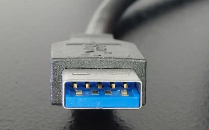 Các nhà sản xuất thường sử dụng màu xanh để sơn các cổng USB 3.0,