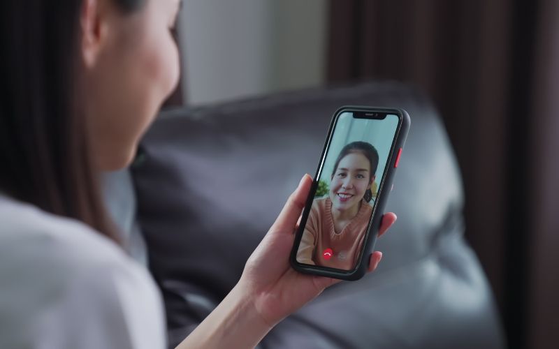 Video call cho phép cả hai bên kết nối có thể nhìn và nghe thấy lẫn nhau