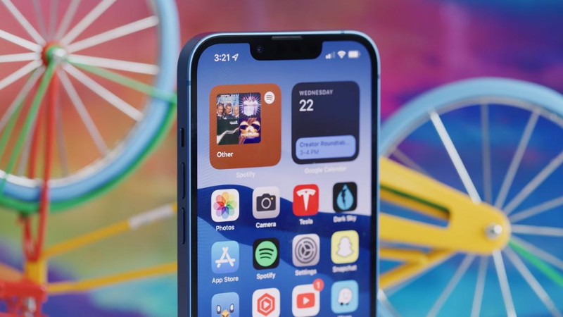 Màn hình iPhone 13 được phủ lớp oleophobic, giúp hạn chế tình trạng bám bụi bẩn