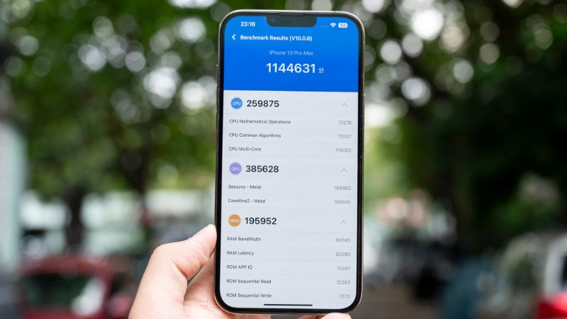 iPhone 13 Pro sở hữu con chip A15 Bionic, tích hợp CPU 6 nhân và GPU 5 nhân