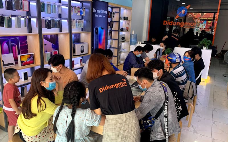 Mỗi chiếc iPhone 14 cũ tại Di Động Mới đều trải qua quy trình kiểm tra nghiêm ngặt