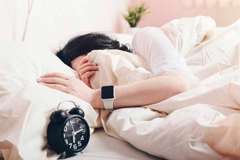 Tính năng theo dõi giấc ngủ trên smartwatch là gì? Lợi ích, cơ chế